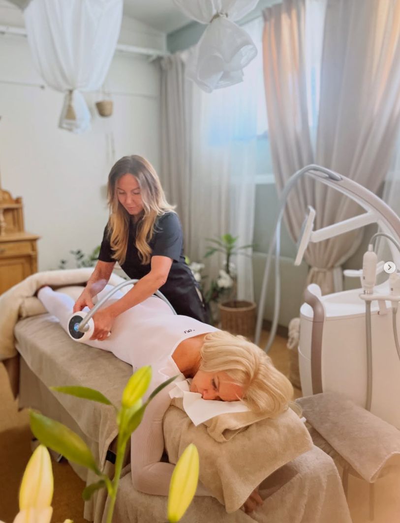 Maria Hellström på sin klinik i Stockholm